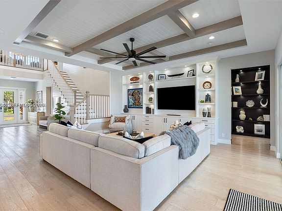 4th image of 9369 Crestview Cir