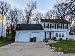 15 Boxwood Cir, Edison, NJ 08820