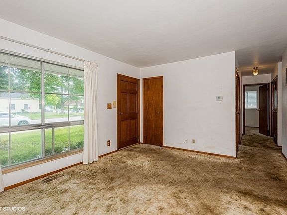 4th image of 1240 N Elmwood Dr