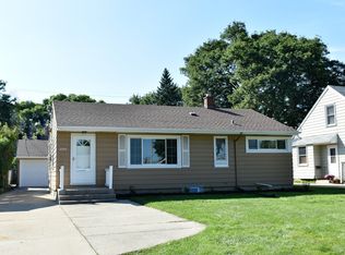 2245 N 116th St, Wauwatosa, WI 53226