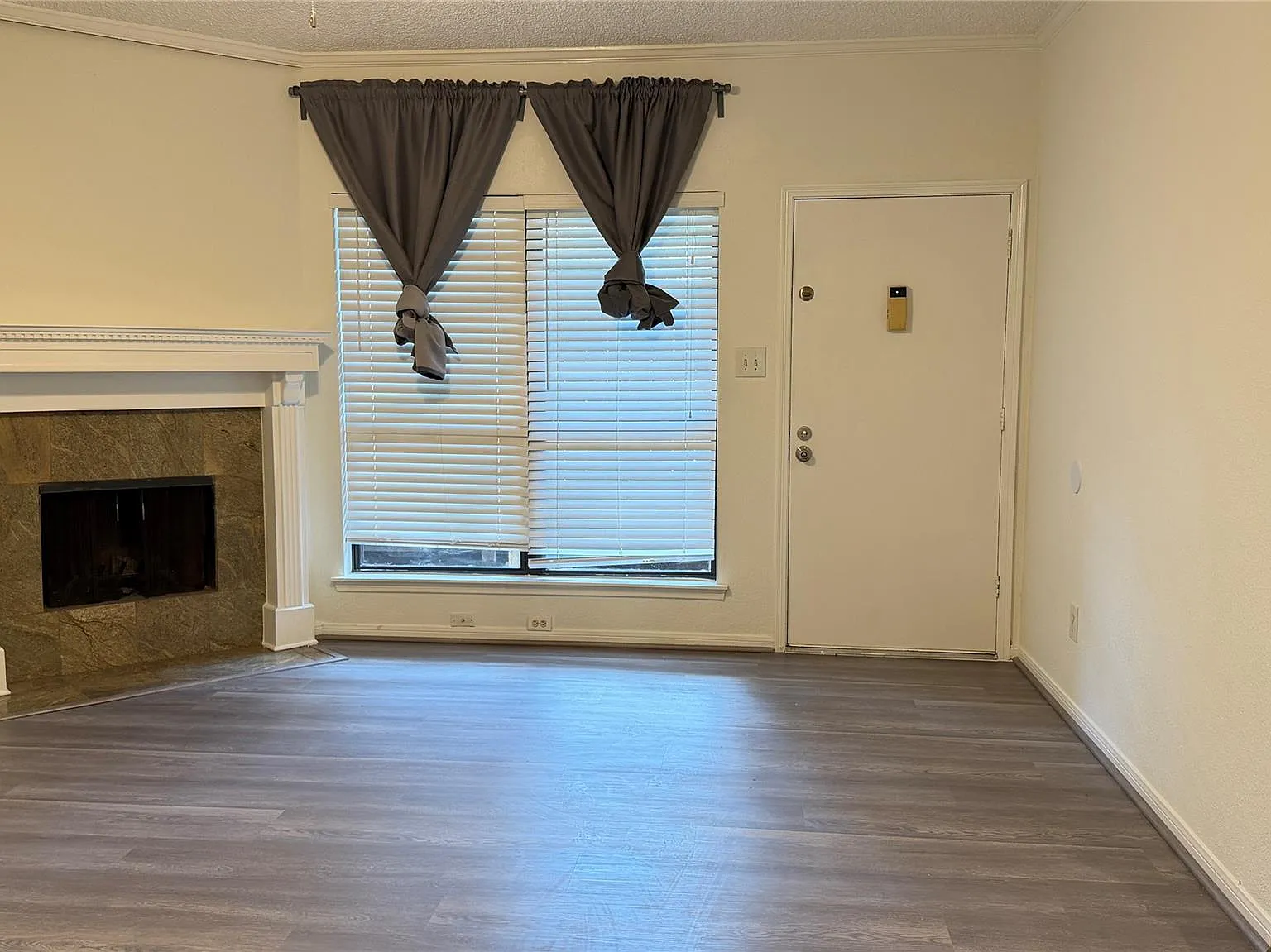 2 bed, 1.0 bath, 909 sqft, $1,300 — Photo 2