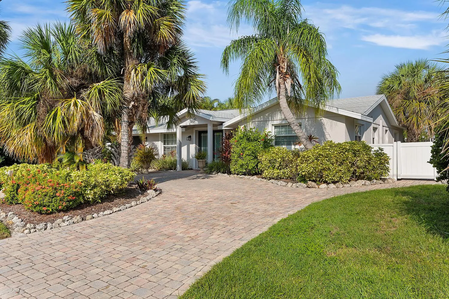 606 Key Royale Dr — Photo 1
