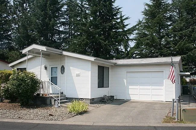 1046 Hemlock Ln photo 1