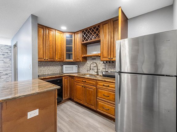 5th image of 3130 W Monroe St APT 204
