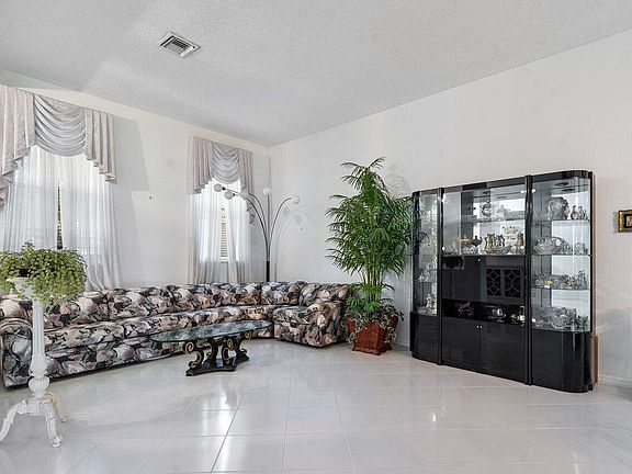 3rd image of 1406 Blue Jay Cir