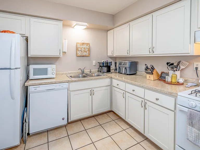 Evergreen Terrace Apartments — Photo 6