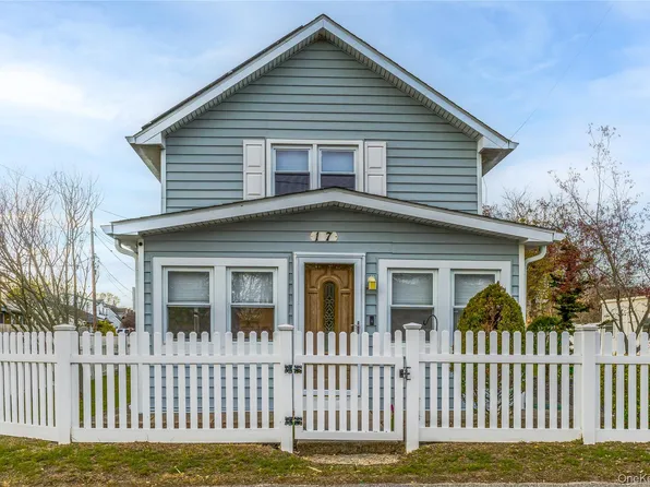 17 Mott St, Patchogue, NY 11772
