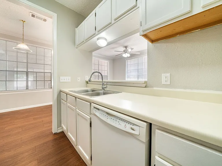 2300 Leon St #101 — Photo 14