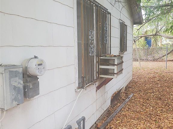 3rd image of 1202 Hackberry St