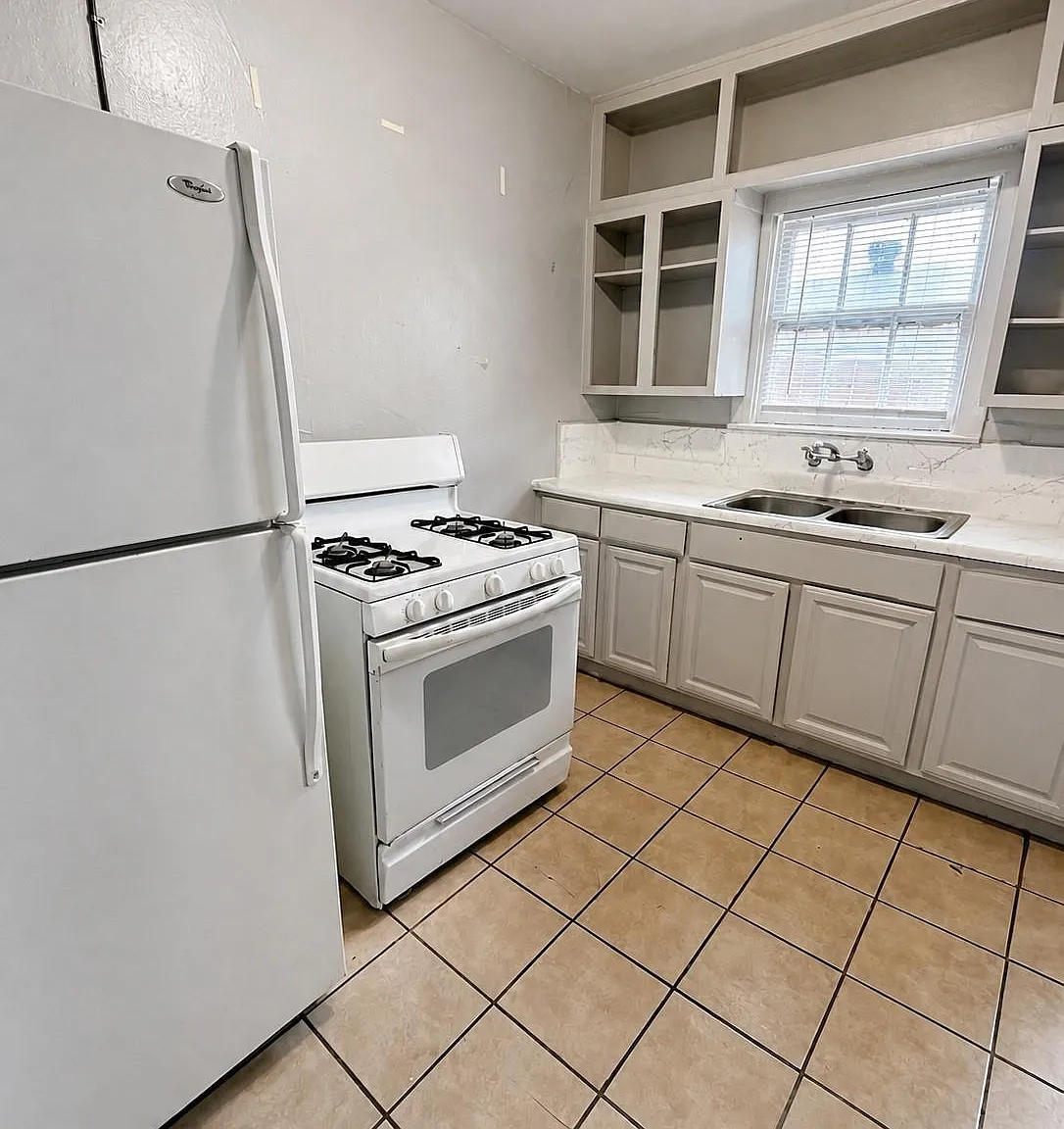2 bed, 1.0 bath, 975 sqft, $1,495 — Photo 2