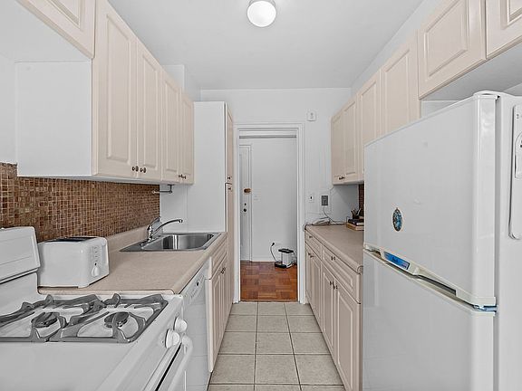 5th image of 3103 Fairfield Ave APT 4K