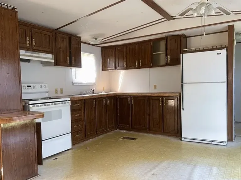 516 Lewis Dr — Photo 3