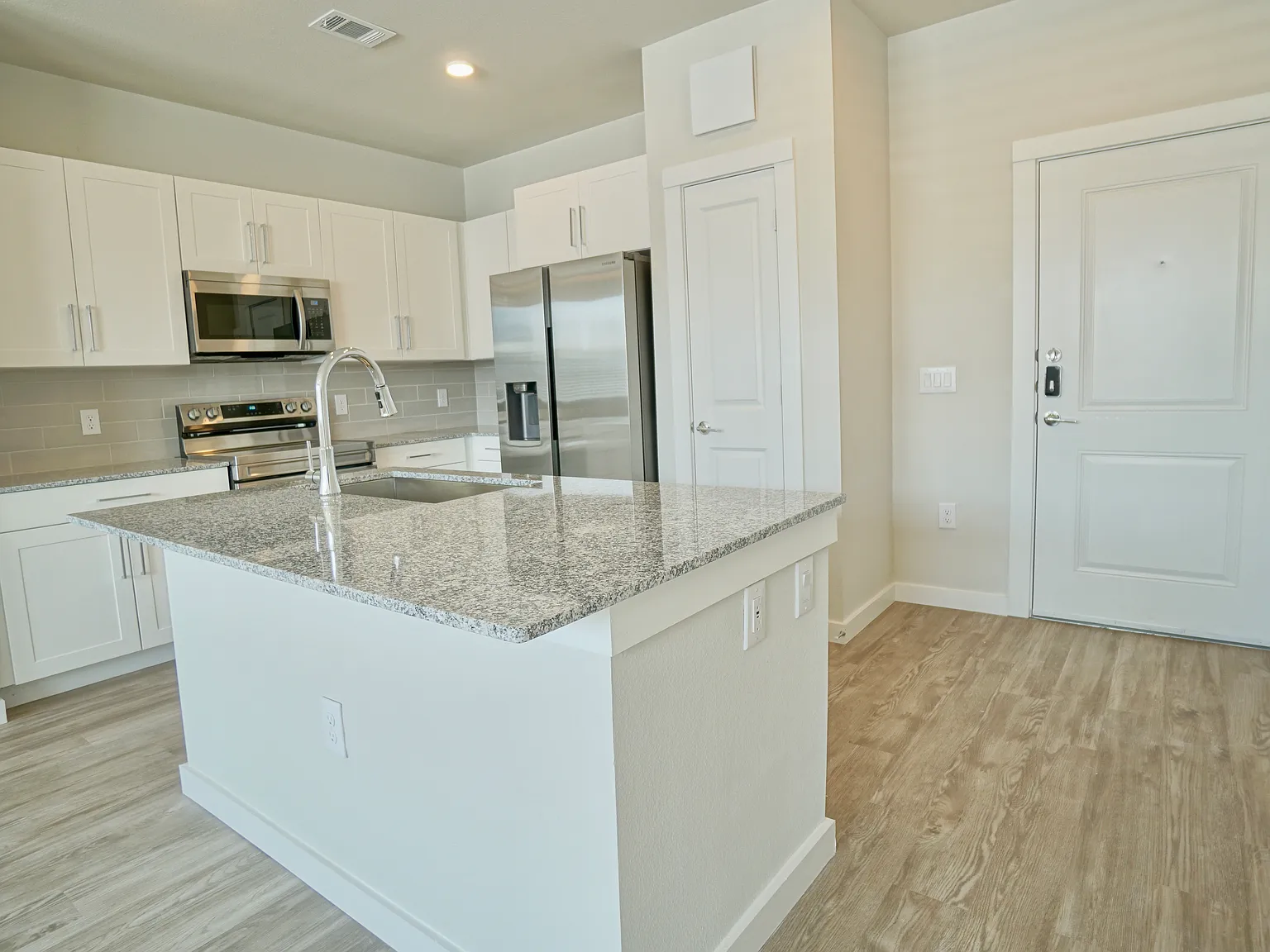 1 bed, 830 sqft, $1,045 — Photo 3