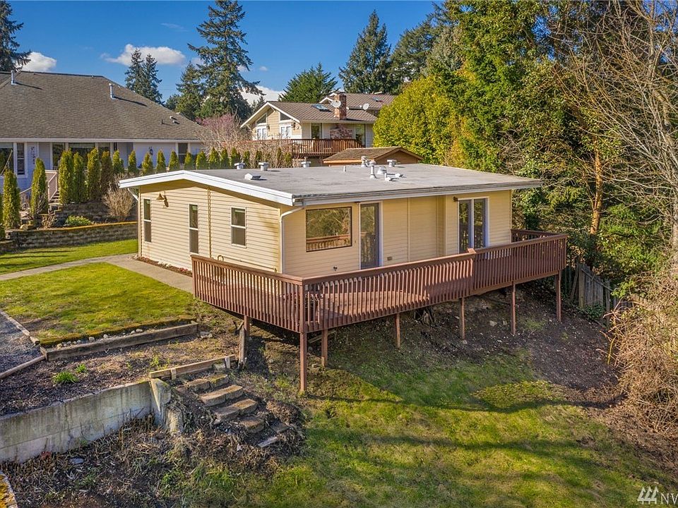 Wonderful in-city retreat here in this cottage with a large yard!