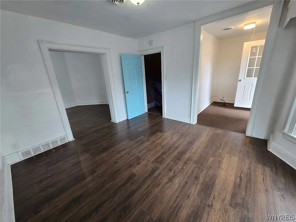 3 bed, 1.0 bath, 2376 sqft, $1,300 — Photo 2