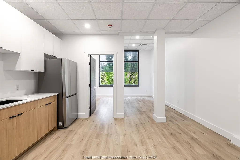 138 King St W — Photo 1