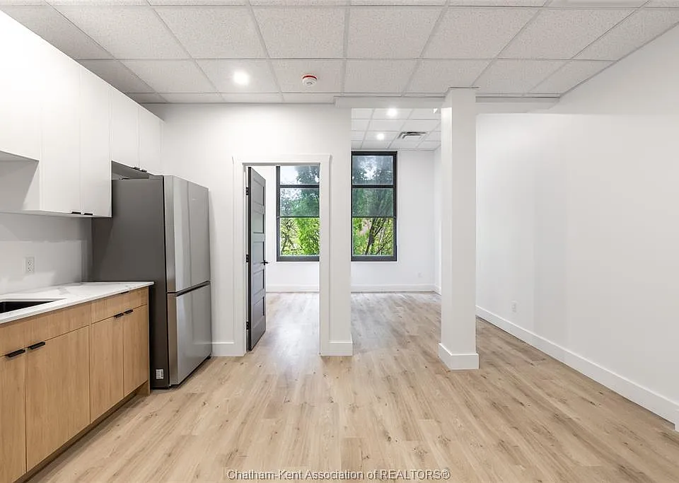 138 King St W #202
