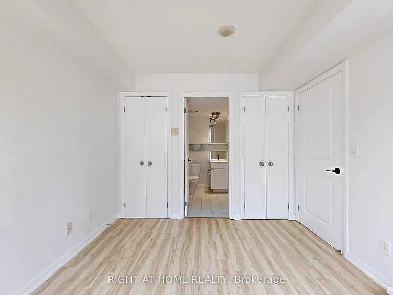 111 Elizabeth St #818 — Photo 16