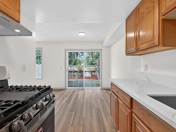 3rd image of 786 Simpson Pl