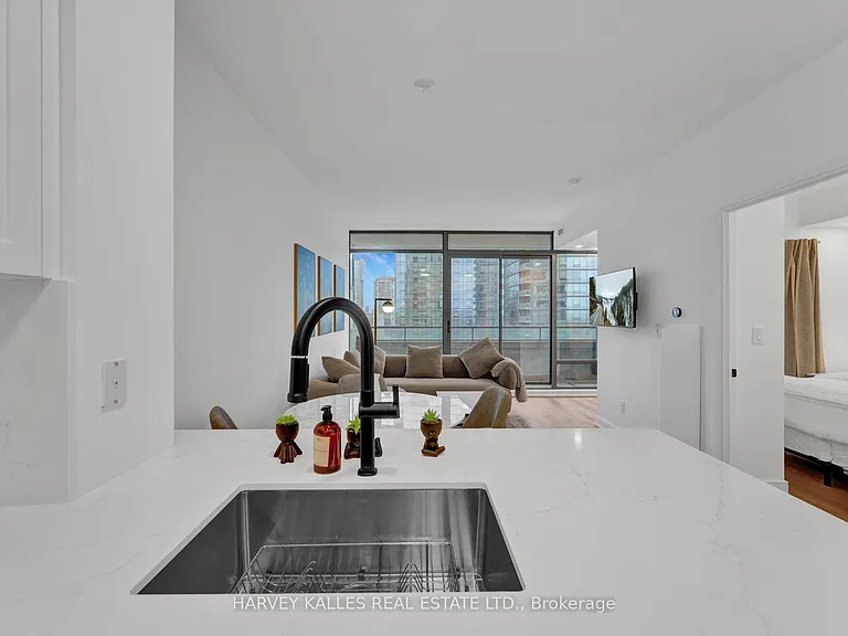 18 Yorkville Ave #1606 — Photo 14