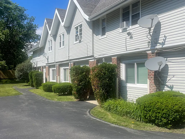 160 Farber Ln #3 — Photo 2