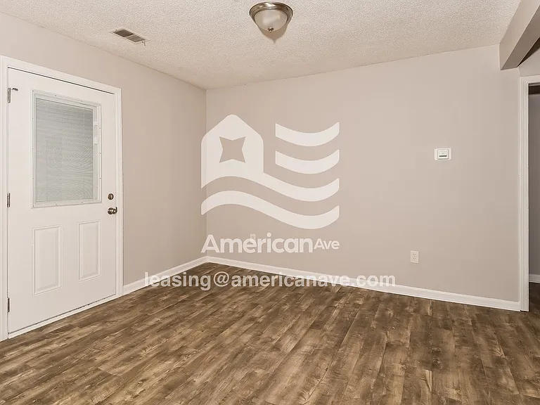 6915_012_wm_-_bedroom_13246679.jpg
