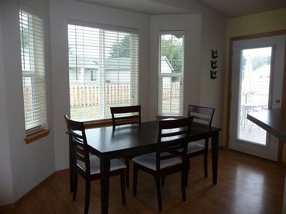 kitchen eating area, door to deck