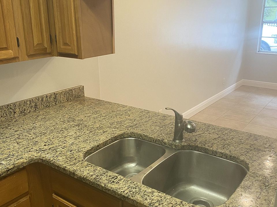 2nd image of 700 Magnolia Ave #5