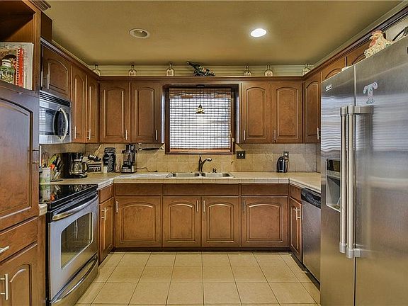4th image of 208 W Mesquite St