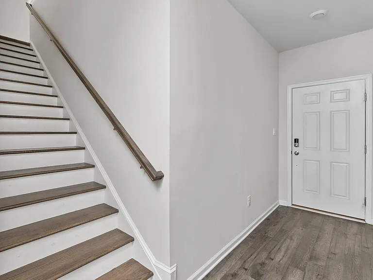 44 Marion Ave — Photo 3
