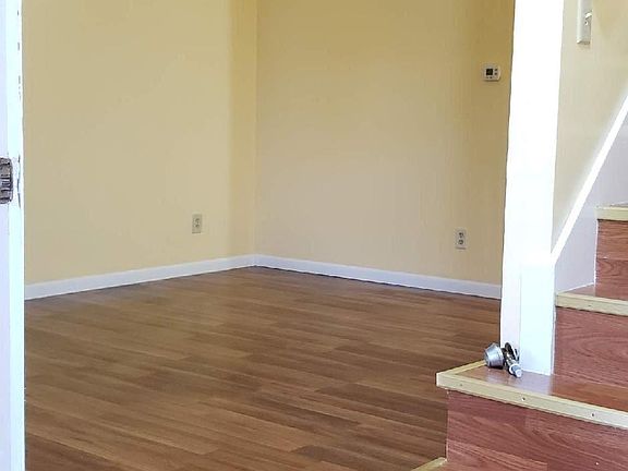 3rd image of 977 Royce Ave