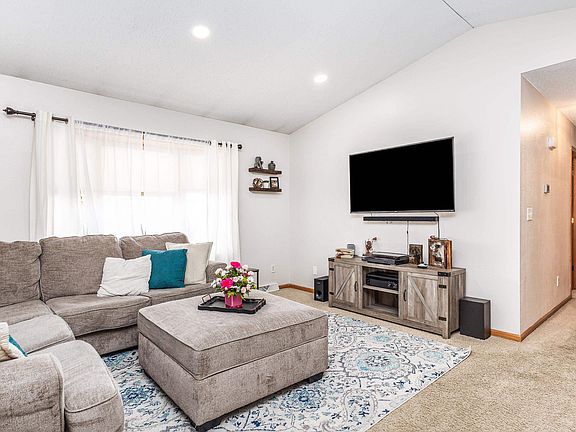 5th image of 602 Willow Rdg S