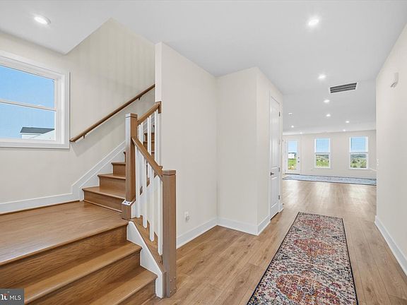 3rd image of 104 Wagtail Ln
