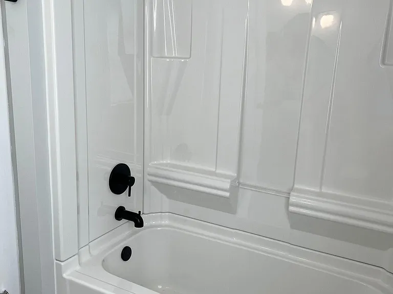 bathroom tub/shower