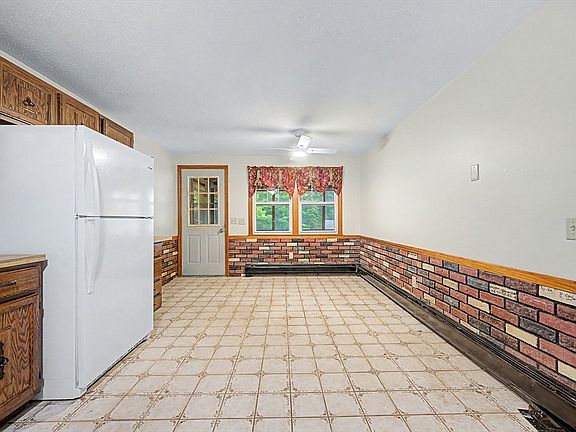 5th image of 270 Wood St