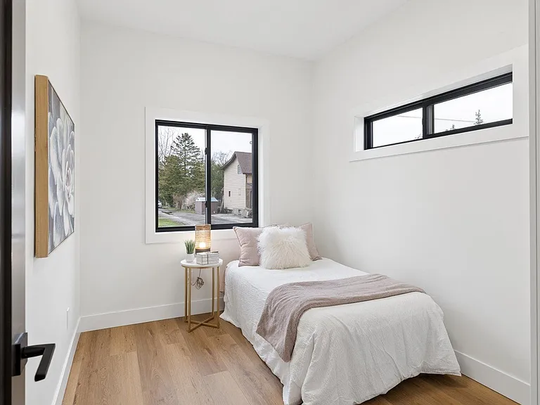215 Winstanley St — Photo 24