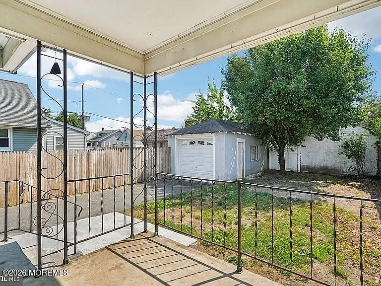 629 Johnston Ave — Photo 14