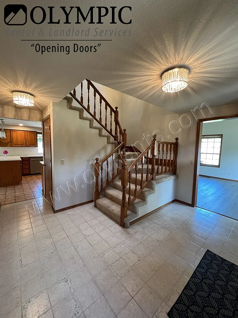 Well Maintained 4 Bedroom, 2.5 Bath Home in Glenmore — Photo 2