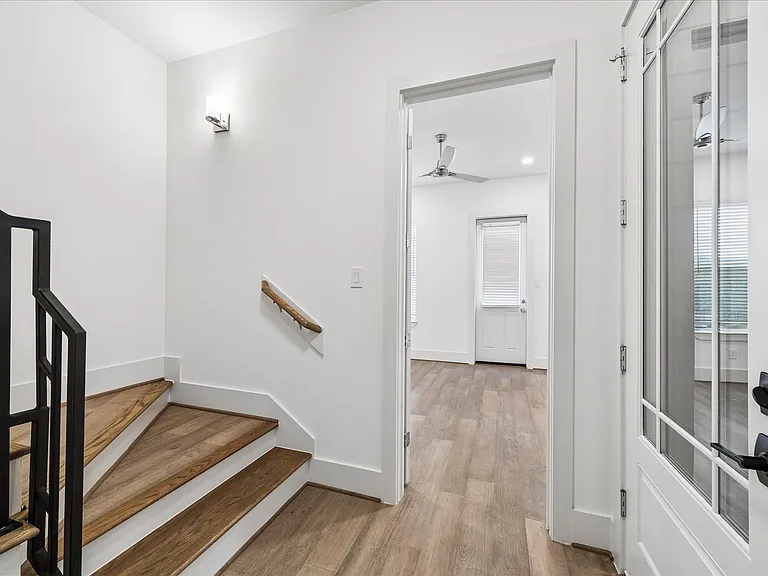 1222 W 21st St — Photo 2