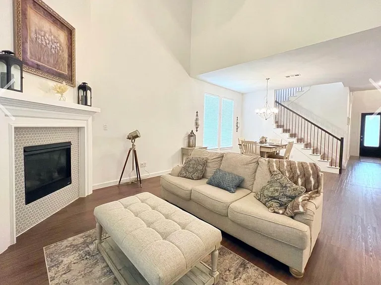 2410 Doncaster Dr — Photo 4
