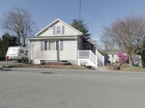 102 Manzanetta Ave, Weymouth, MA 02188