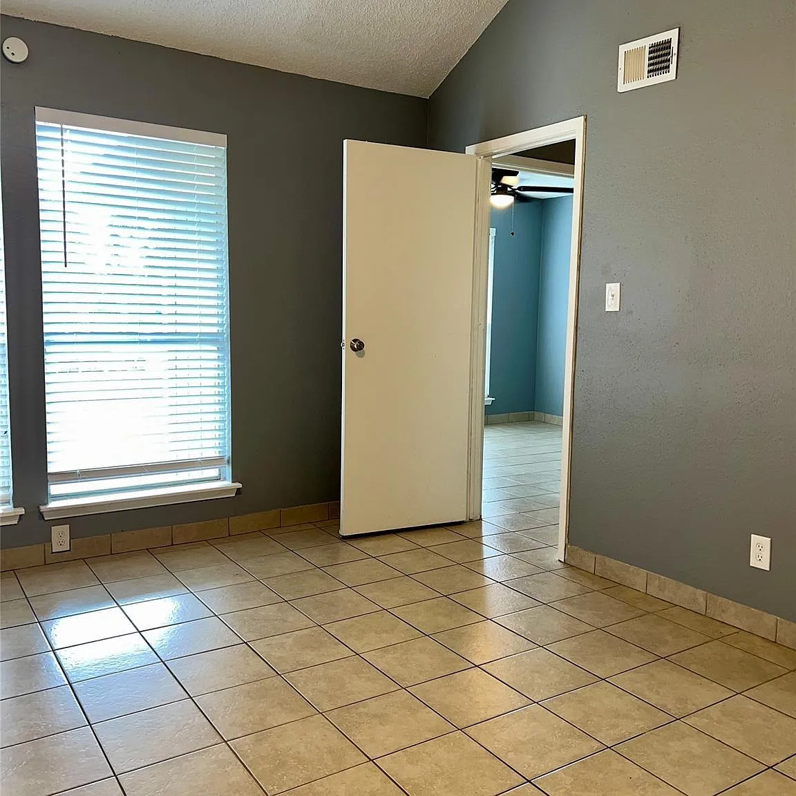 2 bed, 1.0 bath, 4008 sqft, $1,100 — Photo 3