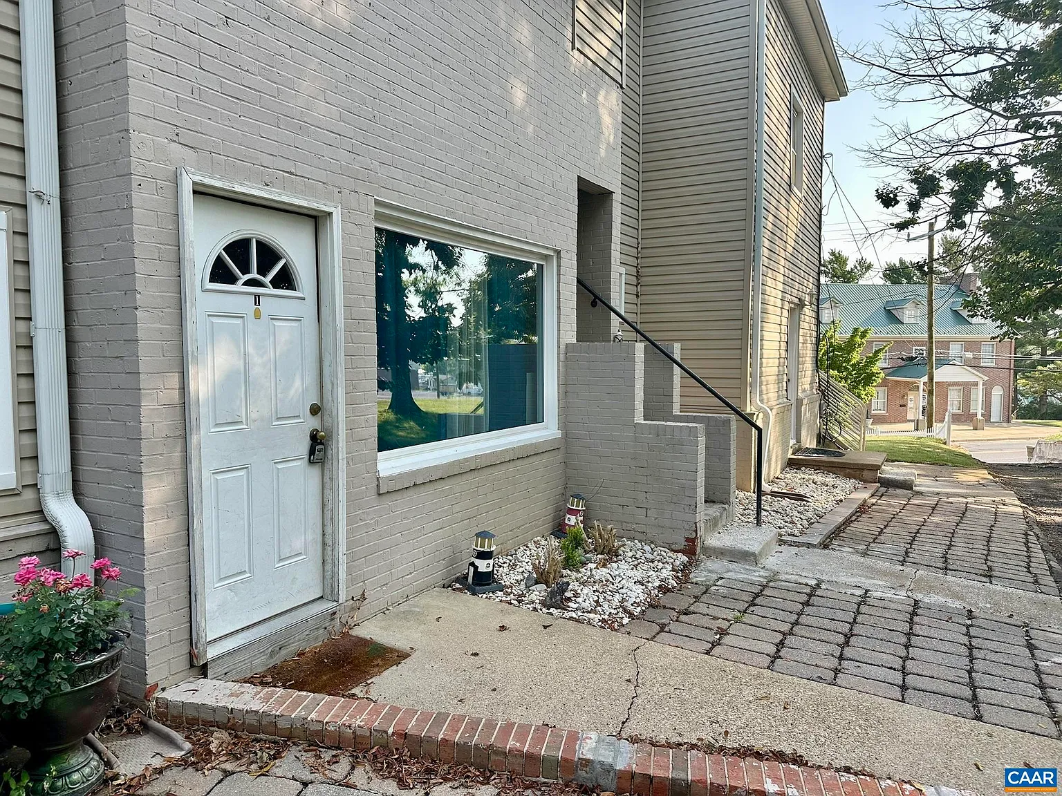 2 bed, 1.0 bath, 1189 sqft, $1,100 — Photo 2