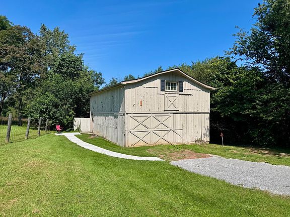 2nd image of 1065 Mackey Pike