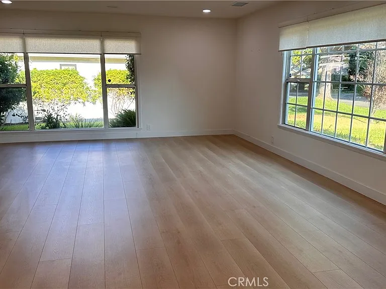 419 Robbins Dr — Photo 2