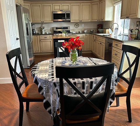5th image of 327 Oakwood Cir