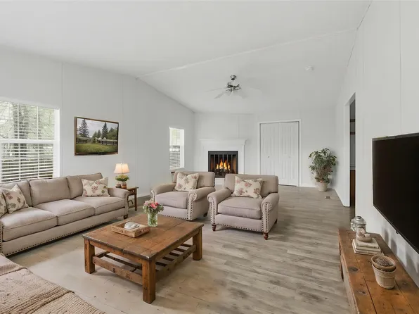 210 Nassau Ln, Pointblank, TX 77364