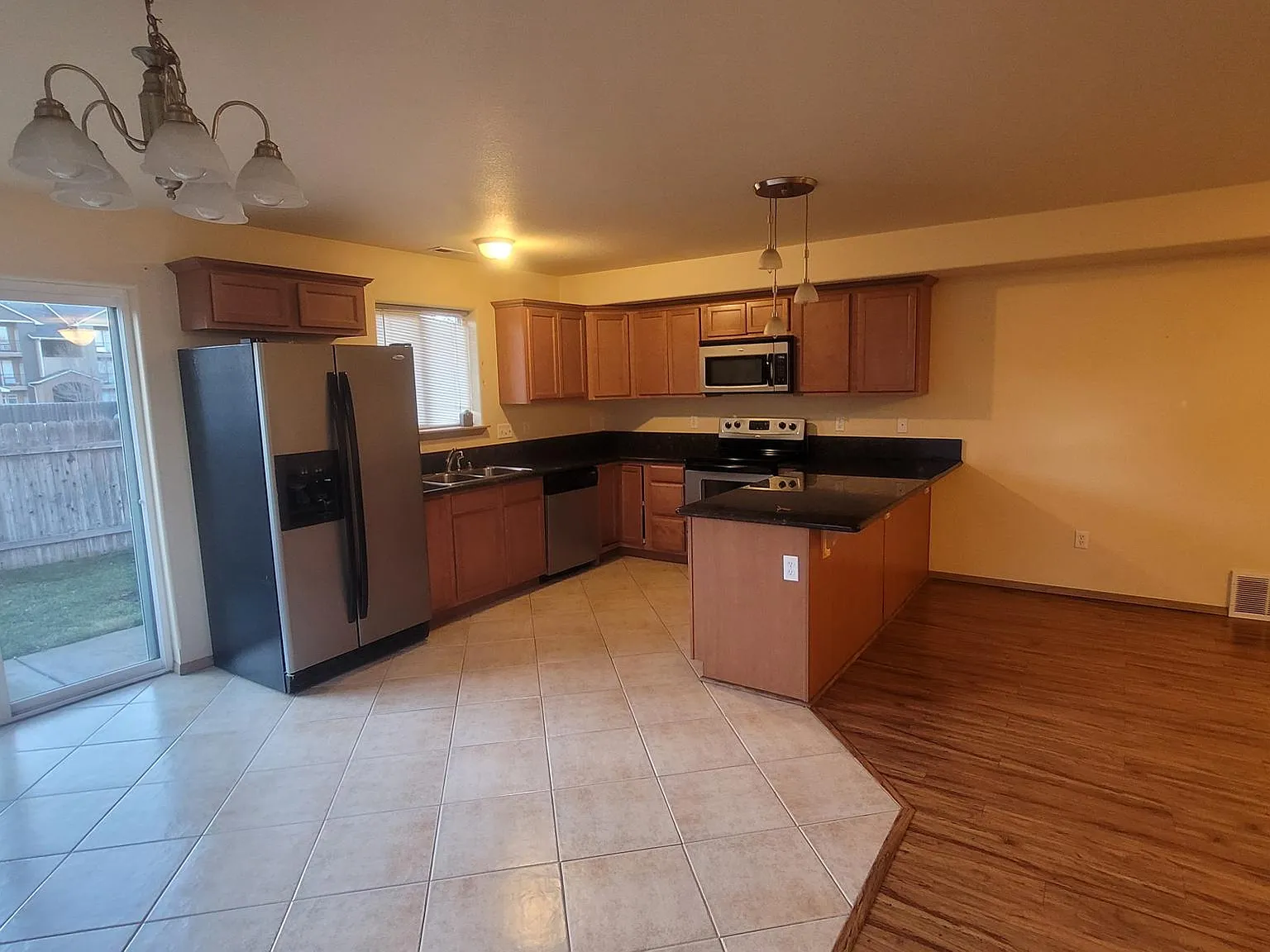 3 bed, 2.5 bath, 1800 sqft, $1,800 — Photo 4