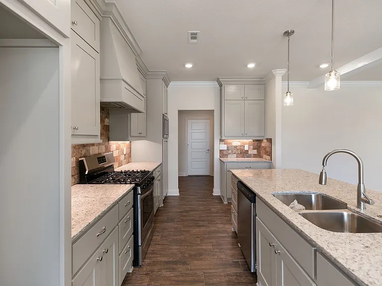 411 Linda Ln — Photo 8