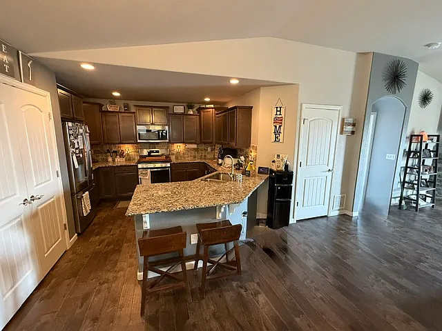 3 bed, 2.5 bath, 2400 sqft, $2,500 — Photo 3